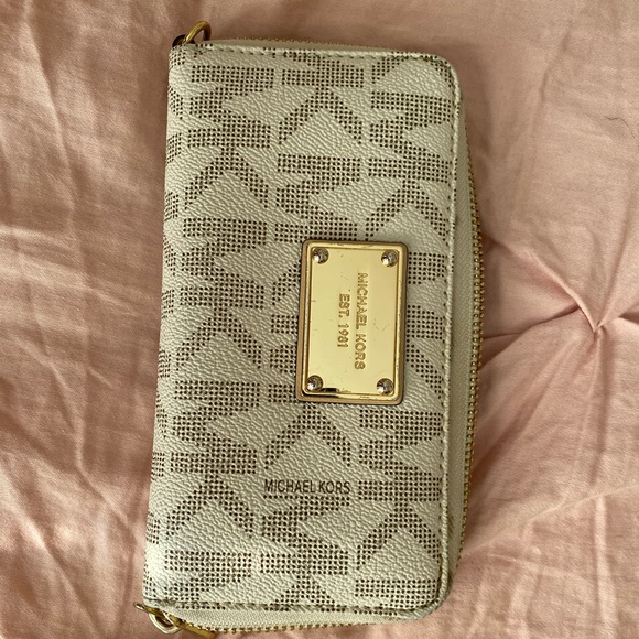 Michael Kors zip around wallet - Picture 1 of 3